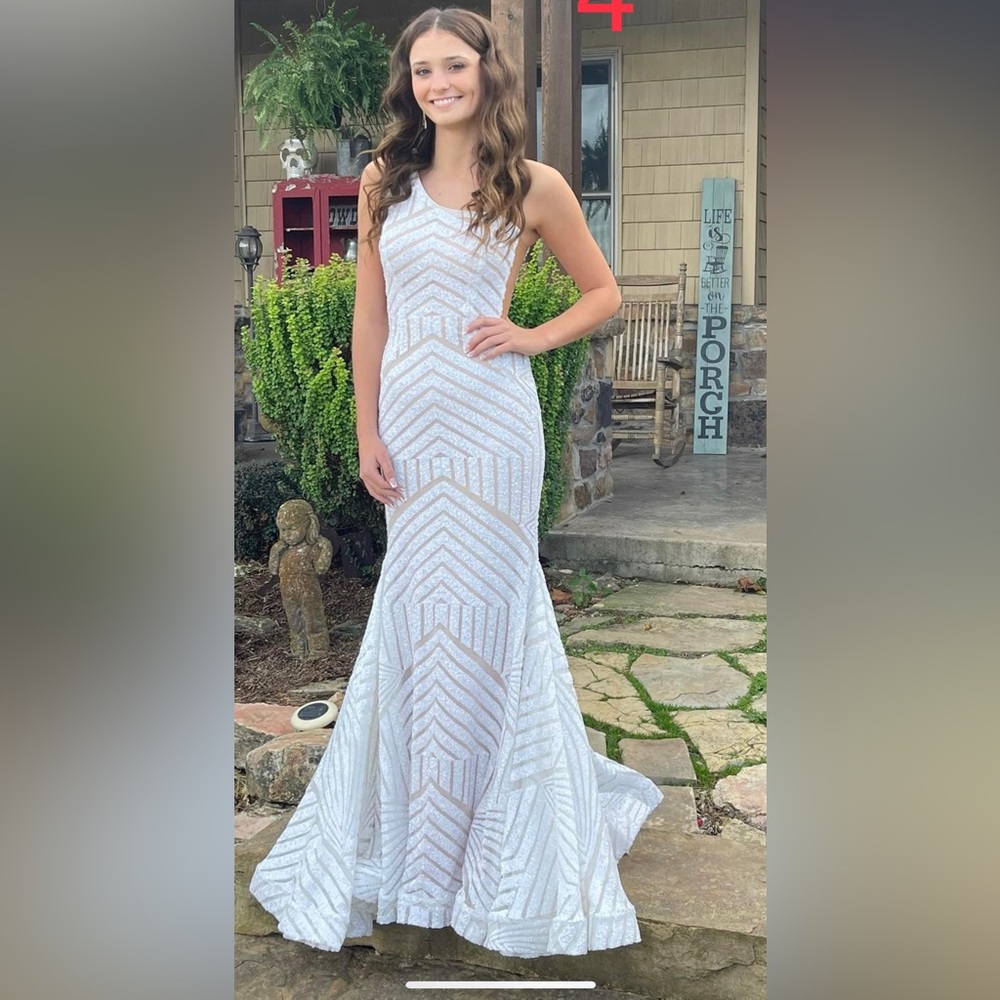 Gorgeous white geometric design gown. Worn 1x. Wearer is 112 , 5ft 3in